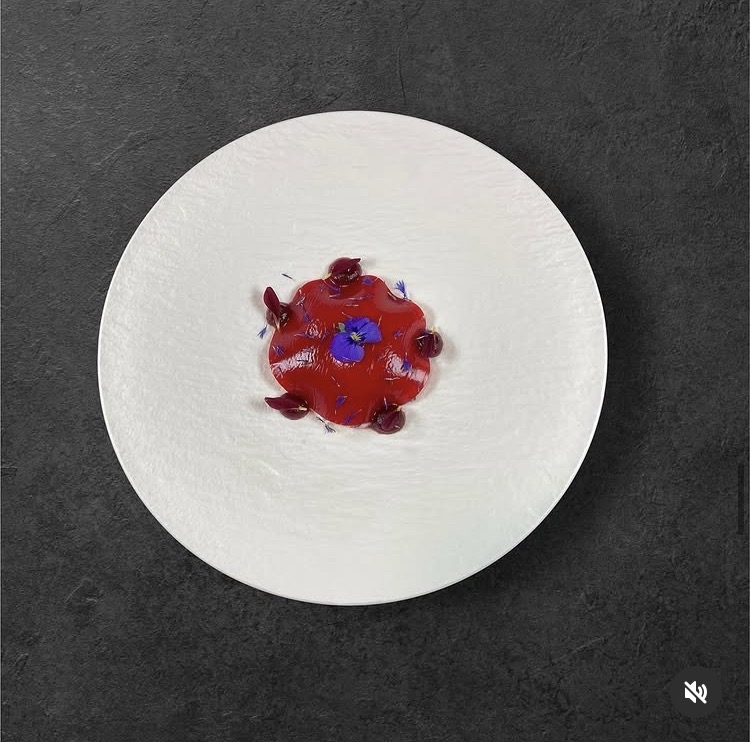 Mousse de chèvre doux au mielVoile de framboise anisée, gel de betterave.